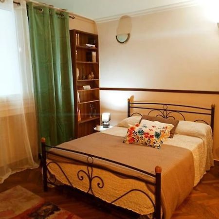Romantic Apartment Ideal For Women! Атина Екстериор снимка