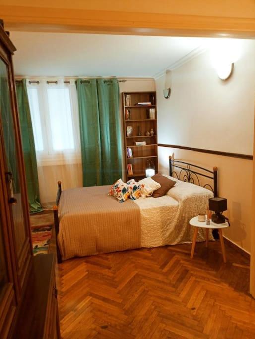 Romantic Apartment Ideal For Women! Атина Екстериор снимка