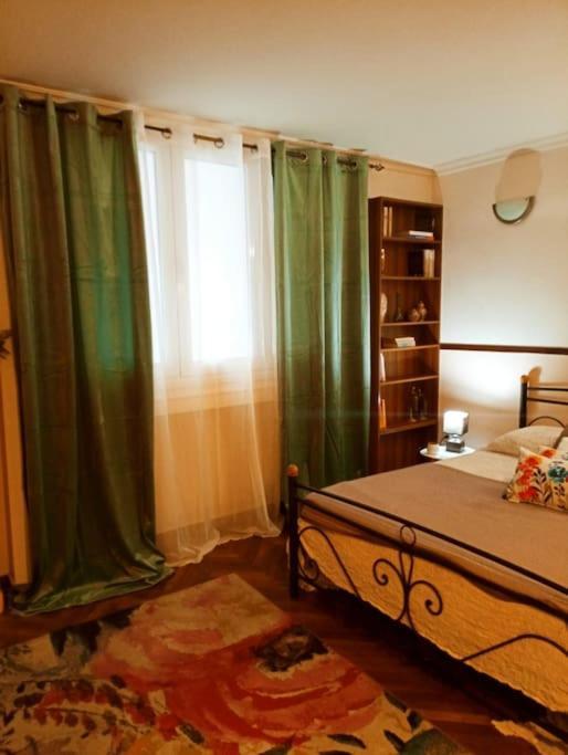 Romantic Apartment Ideal For Women! Атина Екстериор снимка